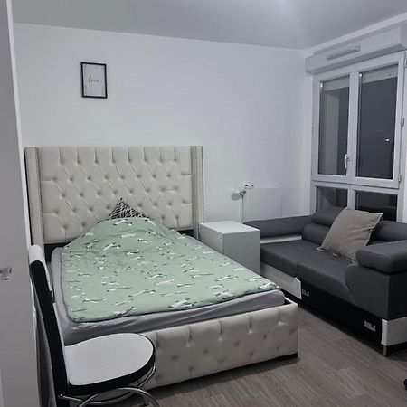 Chambre Individuelle Dans Un Appartement A 37 De Champs Elysees Сартрувил Екстериор снимка