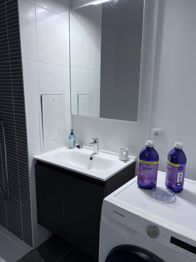 Chambre Individuelle Dans Un Appartement A 37 De Champs Elysees Сартрувил Екстериор снимка